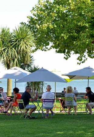 Saint-Nazaire, espace vert près de la mer, parasols