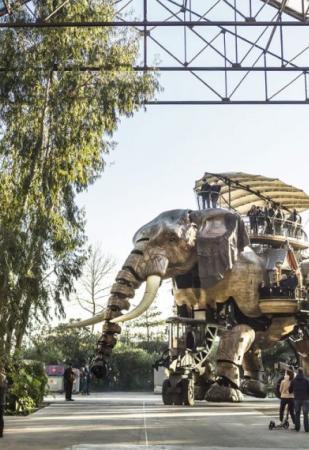 Eléphant des Machines de l'île qui s'avance sous les nefs
