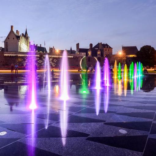 Le miroir d'eau devant le château des ducs, de nuit