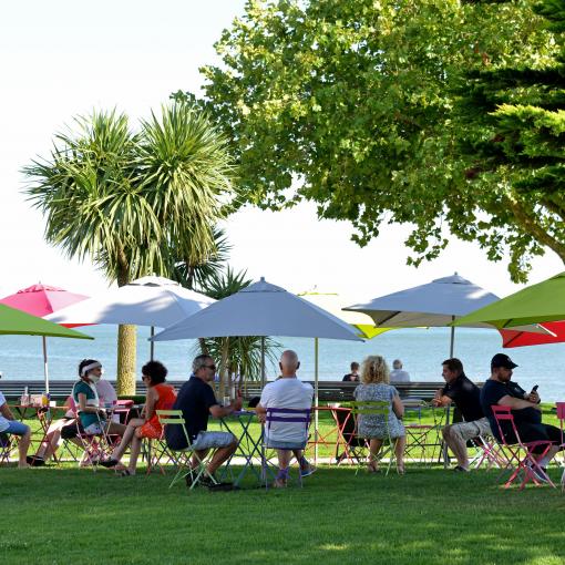 Saint-Nazaire, espace vert près de la mer, parasols