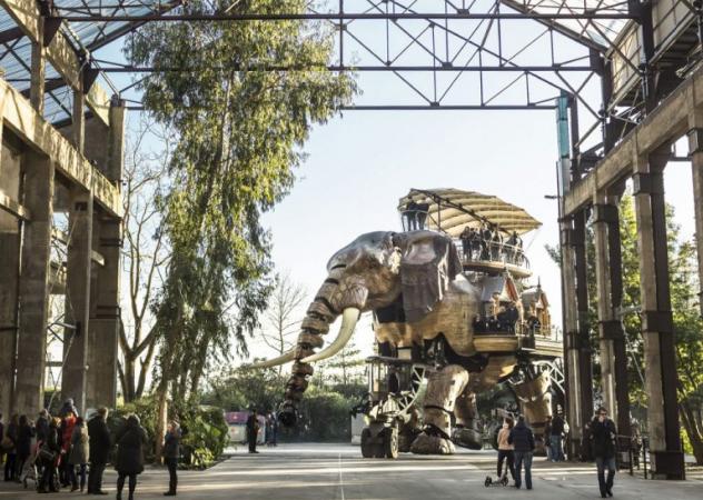 Eléphant des Machines de l'île qui s'avance sous les nefs