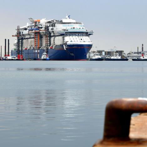 Saint-Nazaire, vue sur les chantiers navals et un paquebot