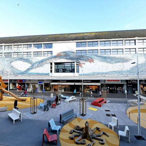 Saint-Nazaire : fresque du street artiste chinois DALeast représentant un oiseau sur le mur d'un magasin