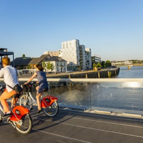Photo cyclistes sur pont de Nantes