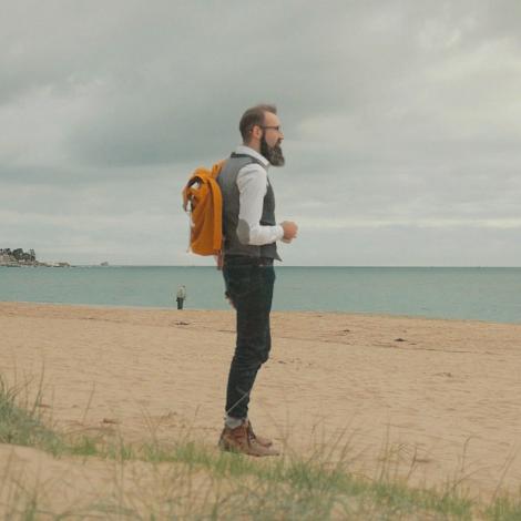 Homme sur plage à Saint-Nazaire