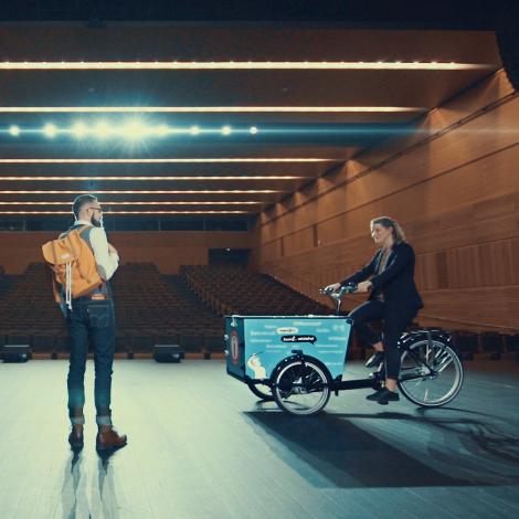 Homme et une femme en vélo à la cité des congrès
