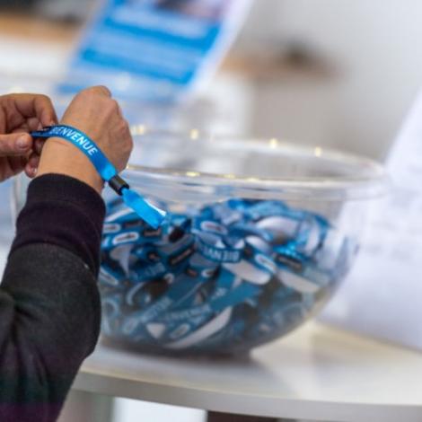 Bol de bracelets pour événement