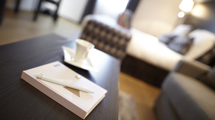 Carnet et stylo sur table sur une table hôtel Seven Urban Suites