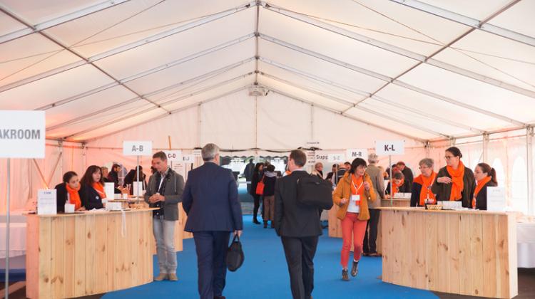 Stand sous une tente au centre des congrès de Pornichet