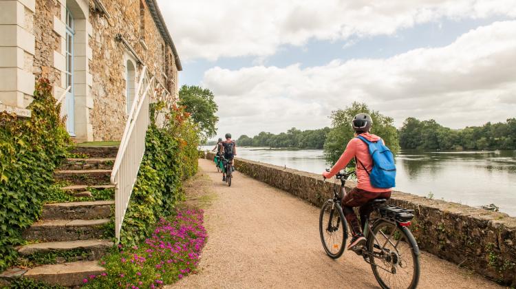 MICRO-AVENTURE AMOUR LOIRE ET BEAUTE - CRAVATE & SANDALETTES