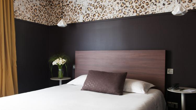 Chambre 14 marron léopard L'hôtel à Nantes