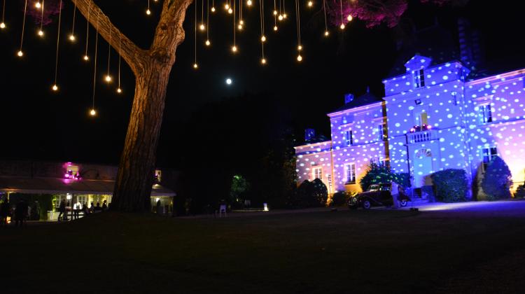 Chateau de la Pigossière de nuit éclairé avec une lumière bleue