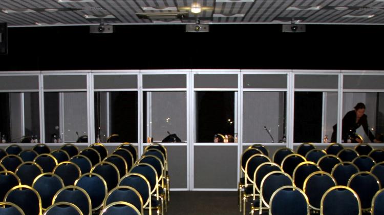 Salle de spectacle avec cabine pour traducteurs