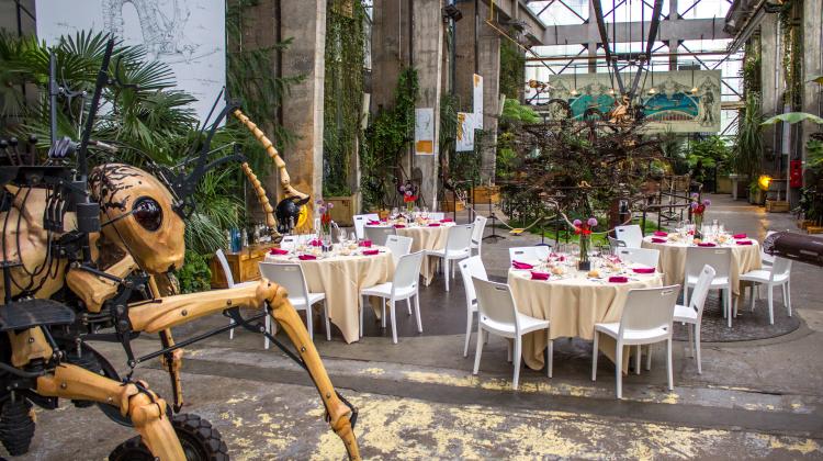 Table à côté de la fourmi des Machines de l'île